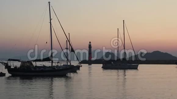 黄昏时分帆船停泊在土耳其爱琴海海岸的港口视频的预览图