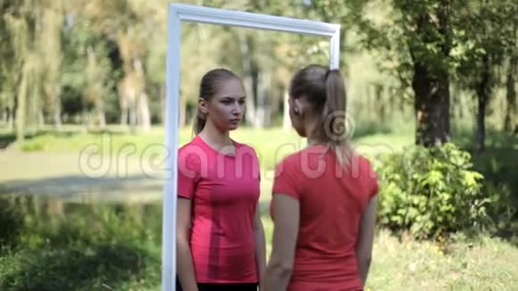 两个双胞胎女孩在森林里穿着运动服具有镜像的超现实主义场景仙境视频的预览图