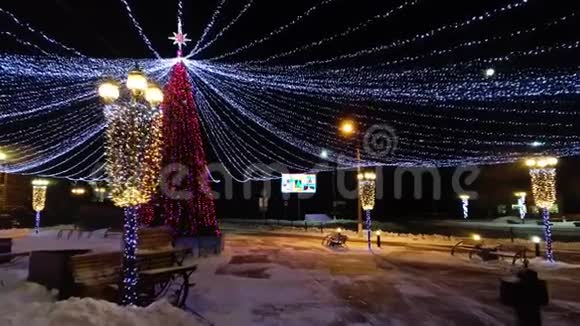 晚上在城里的圣诞树圣诞树为圣诞节装饰得很漂亮加兰和夜视频的预览图