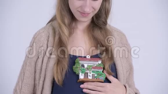 幸福的年轻孕妇抱着小雕像视频的预览图