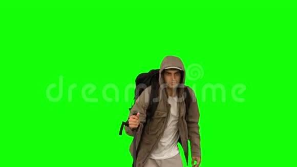 穿着外套和登山杖的人在绿色屏幕上奔跑视频的预览图