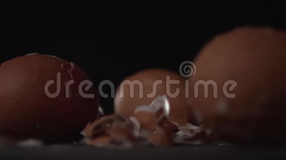 鸡蛋和贝壳在表面视频的预览图
