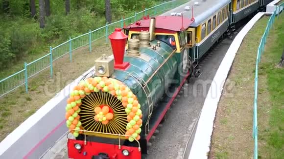 火车穿过森林儿童铁路视频的预览图