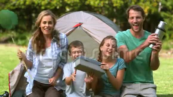 一家人在帐篷前跳舞视频的预览图