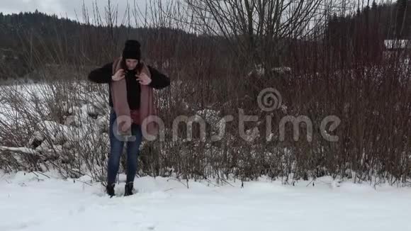 布鲁内特在冬天在外面摆姿势视频的预览图