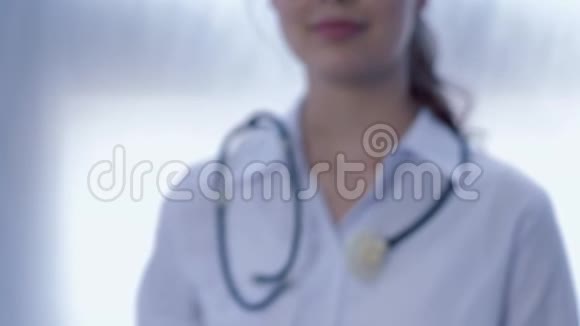 女性医生手中的白色无焦点背景药品视频的预览图