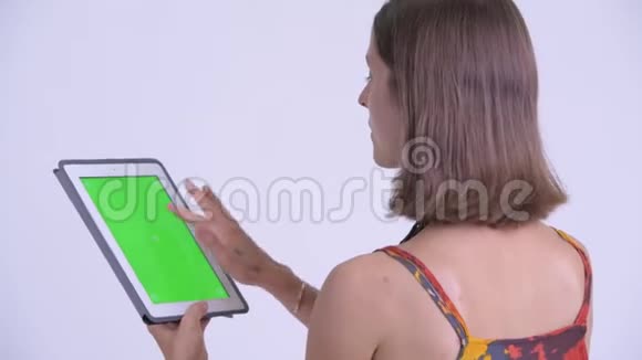 使用数码平板电脑的年轻快乐的时髦女性特写后景视频的预览图