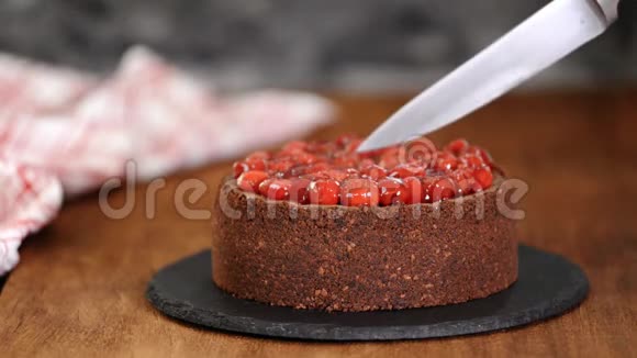 女人用刀子切巧克力芝士蛋糕自制甜点视频的预览图