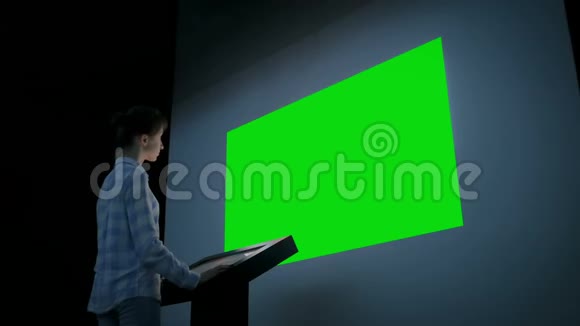 女人使用小亭和看大空白绿色屏幕色度关键概念视频的预览图