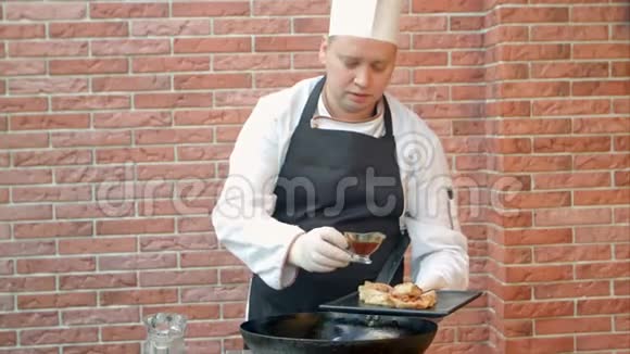 厨师用准备好的饺子装饰盘子视频的预览图