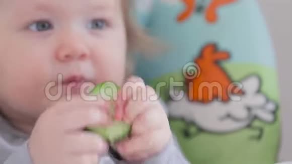 小女孩吃黄瓜004视频的预览图