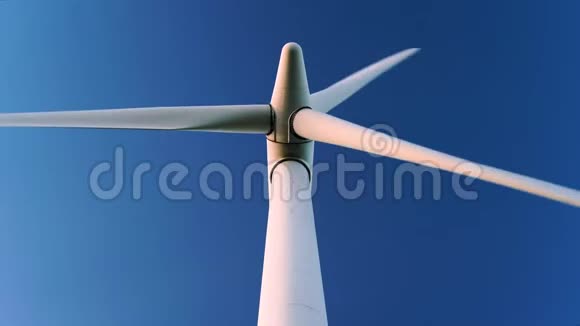 抬头看一看大型风力涡轮机视频的预览图