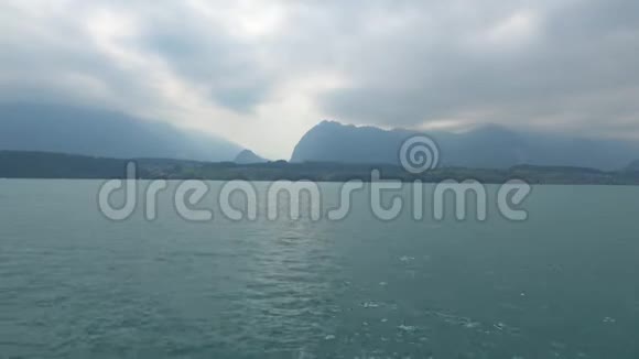 在瑞士斯皮兹市瑞士欧洲观看图恩湖和瑞士阿尔卑斯山的山脉视频的预览图