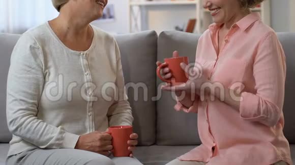 两名妇女喝茶分享妇女的经验提出生活建议视频的预览图