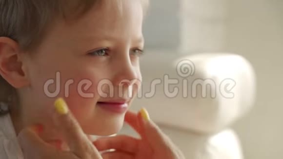 6岁男孩吃绿苹果试着拔掉宝宝的牙齿视频的预览图