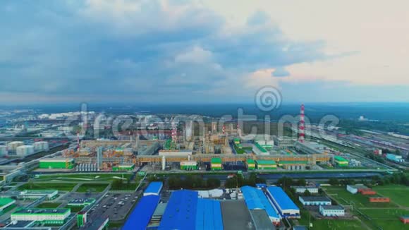 在天然气和炼油厂大楼上空的空中运动视频的预览图
