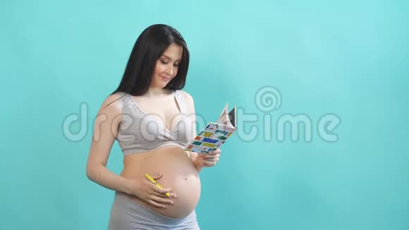 孕妇在笔记本上写下她的健康状况记录视频的预览图