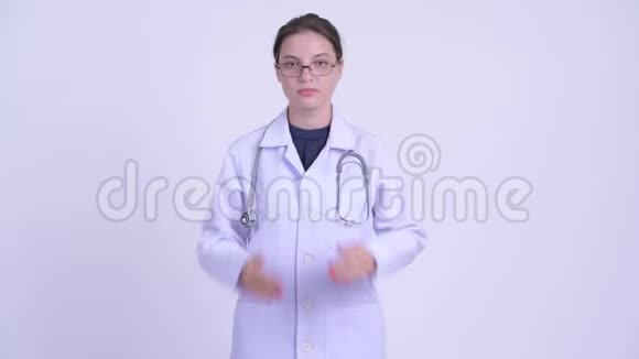 严肃的年轻女医生耸肩视频的预览图