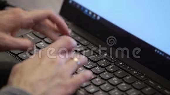 在笔记本电脑键盘上输入文字视频的预览图