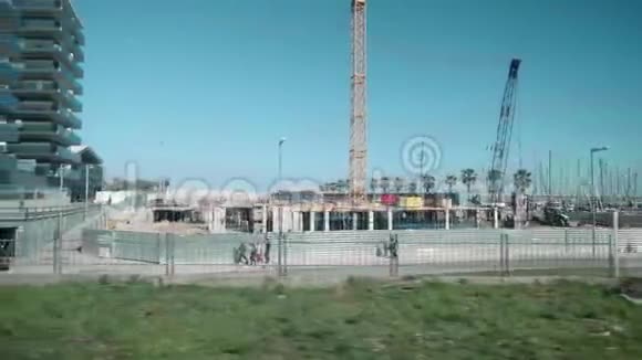 从移动列车的窗口可以看到巴塞罗那郊区的慢景观视频的预览图