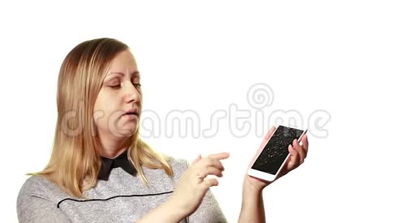断小器的概念一个沮丧的女人试图打开一个坏了的智能手机他的屏幕坏了视频的预览图