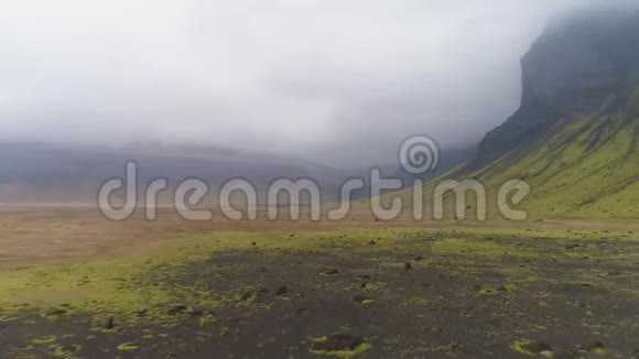 绿山火山黑沙和苔藓冰岛的风景鸟瞰图视频的预览图