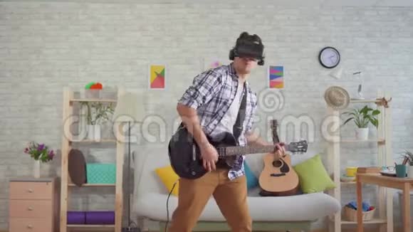 虚拟现实眼镜中的男画像音乐家有感情地弹电吉他视频的预览图