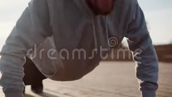 运动员在早晨锻炼时在街上做俯卧撑视频的预览图
