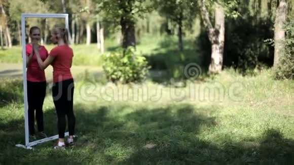 两个双胞胎女孩在森林里穿着运动服具有镜像的超现实主义场景仙境视频的预览图