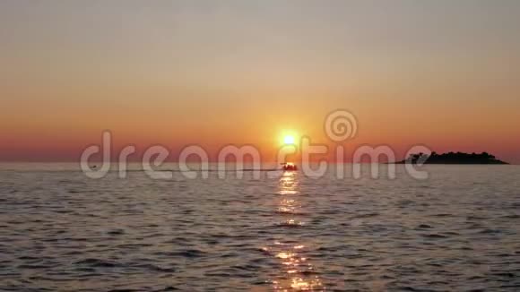 海上日落天空度假胜地岛屿上航行的船影视频的预览图
