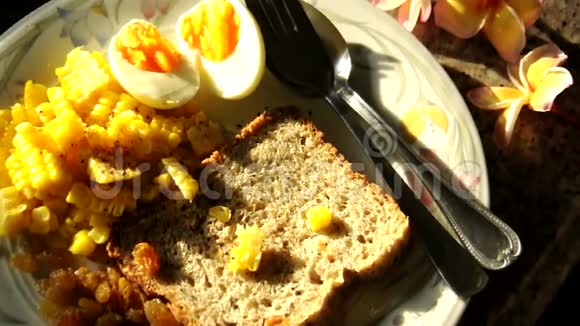 白色盘子里的玉米蛋面包和葡萄干视频的预览图