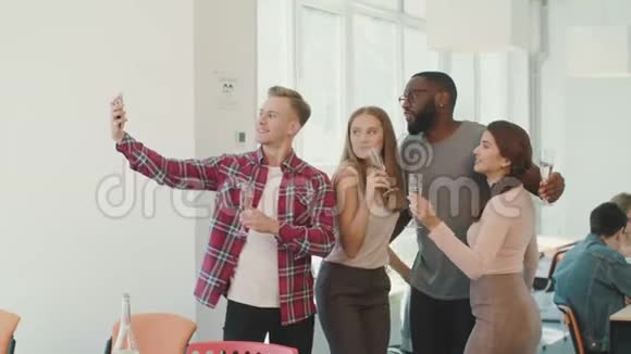 微笑的人在合作空间自拍快乐的团队在镜头上摆姿势视频的预览图