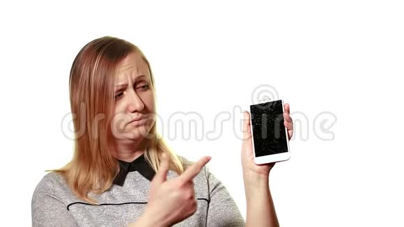 断小器的概念沮丧的女人露出手指在破碎的屏幕上设置了智能手机视频的预览图