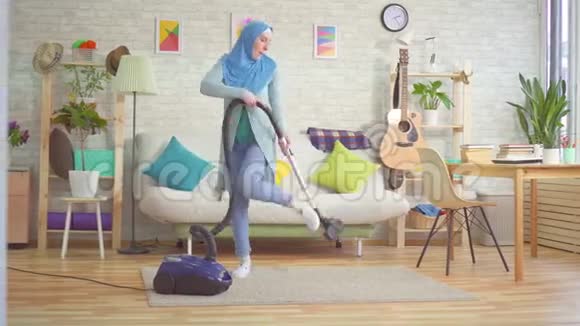 戴头巾的穆斯林妇女正用一种吸尘器的舞蹈作为吉他手混在一起视频的预览图