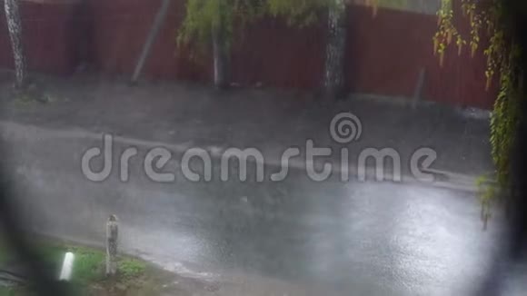 外面的倾盆大雨窗外的街景视频的预览图