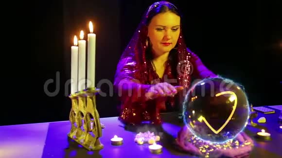 一个吉普赛人在麦基斯基沙龙奇迹水晶球和一个心脏迹象出现在其中视频的预览图