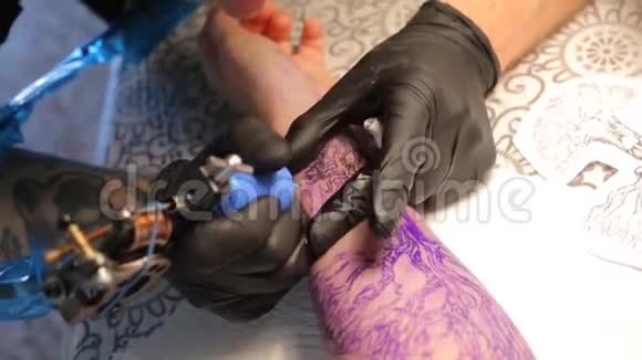 大师手臂纹身应用的特写视频的预览图
