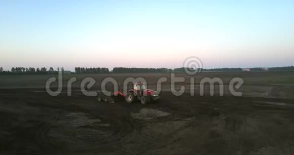 红拖拉机用犁耕土壤上景视频的预览图