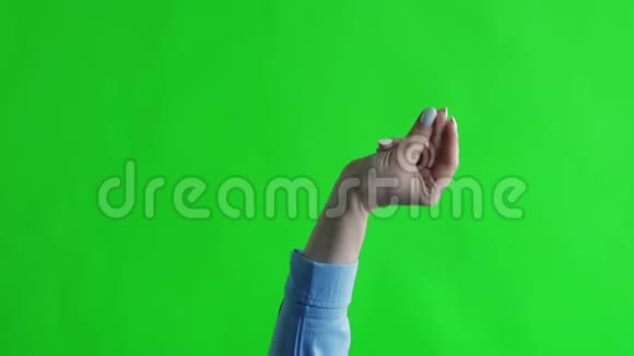 在绿色屏幕背景上用手指拍打视频的预览图