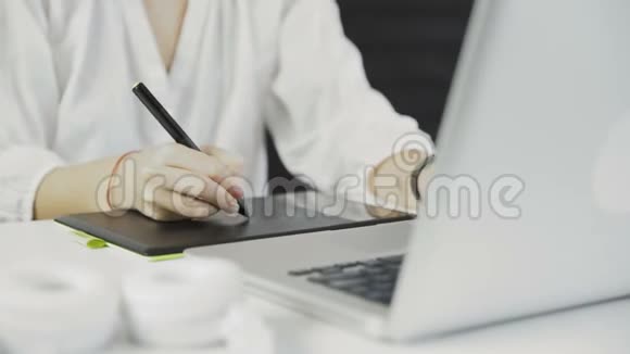 关闭设计师工作在笔记本电脑与图形平板电脑视频的预览图