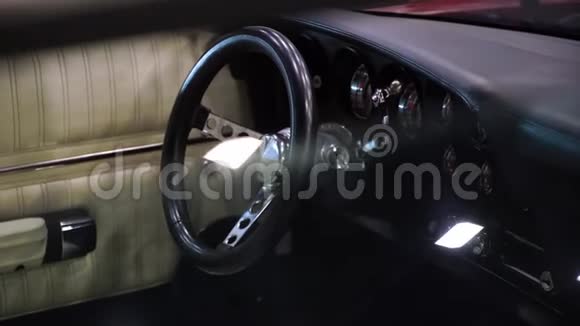 豪华跑车内饰方向盘和仪表板视频的预览图