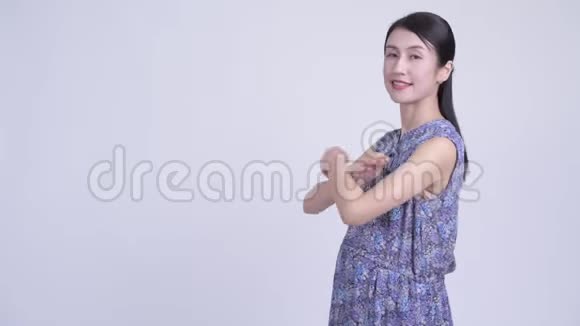 幸福美丽的亚洲孕妇双臂交叉微笑视频的预览图