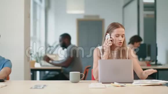 愤怒的女人在同事的手机上聊天令人讨厌的女人打电话视频的预览图