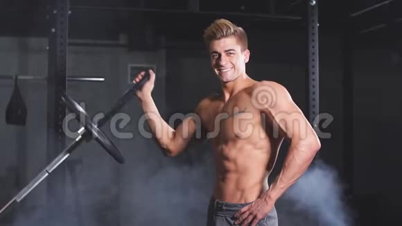 白人健身男子在健身房里用钢筋做弓步动作视频的预览图