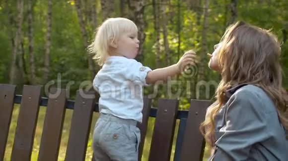 幼儿站在长凳上吃饼干视频的预览图