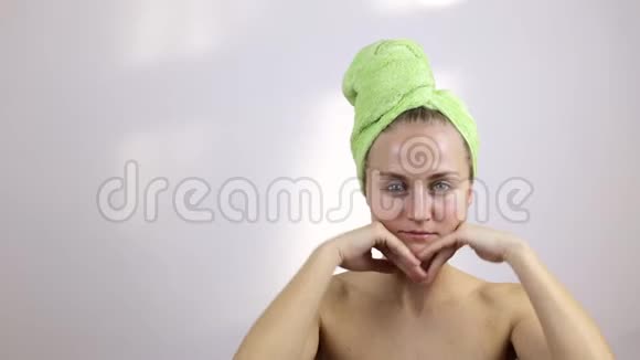 洗完澡后的女孩可以进行面部按摩视频的预览图