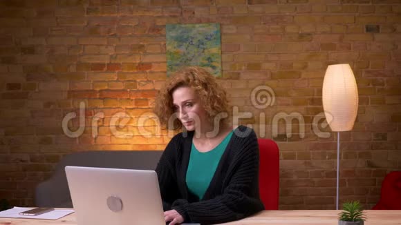 在办公室里使用笔记本电脑的白种人成年女商人的特写镜头三个员工有录像视频的预览图