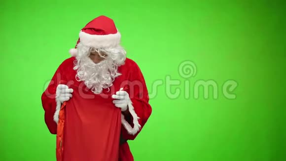 圣诞老人穿着一个包里面有绿色背景的礼物视频的预览图