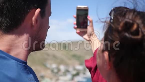 一对相爱的幸福夫妇正在电话摄像头上接吻高清1920x1080慢动作视频的预览图