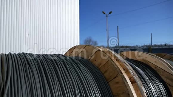 在一个大木头线轴上的电力电缆的特写成品电缆厂视频的预览图